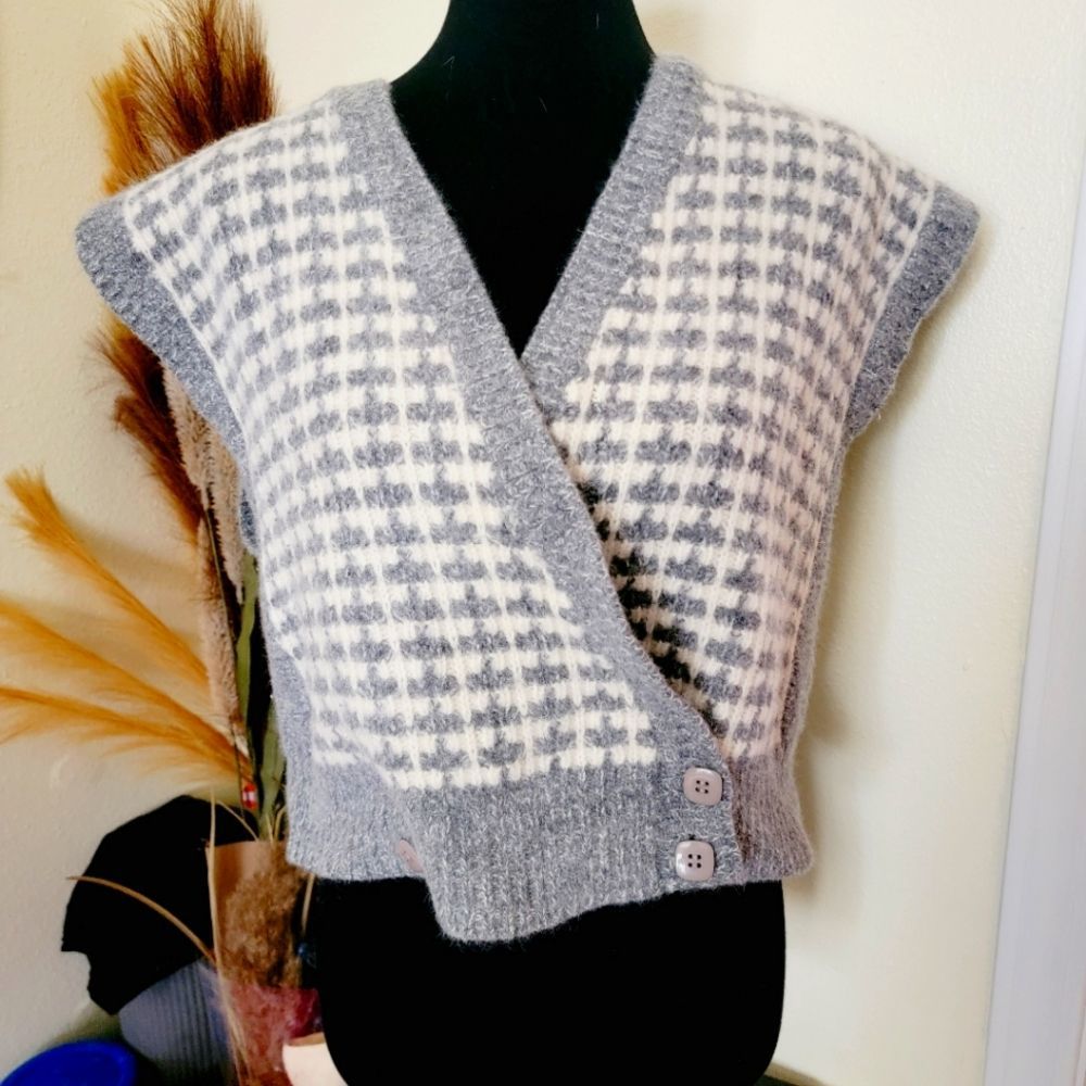 Jones New York lambswool angora blend across over houndstooth gray White vest